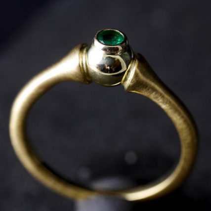 (13010) Goldring Kugel mit Smaragd