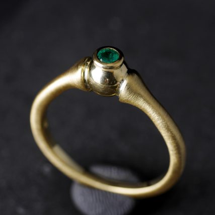 (13013) Goldring Kugel mit Smaragd